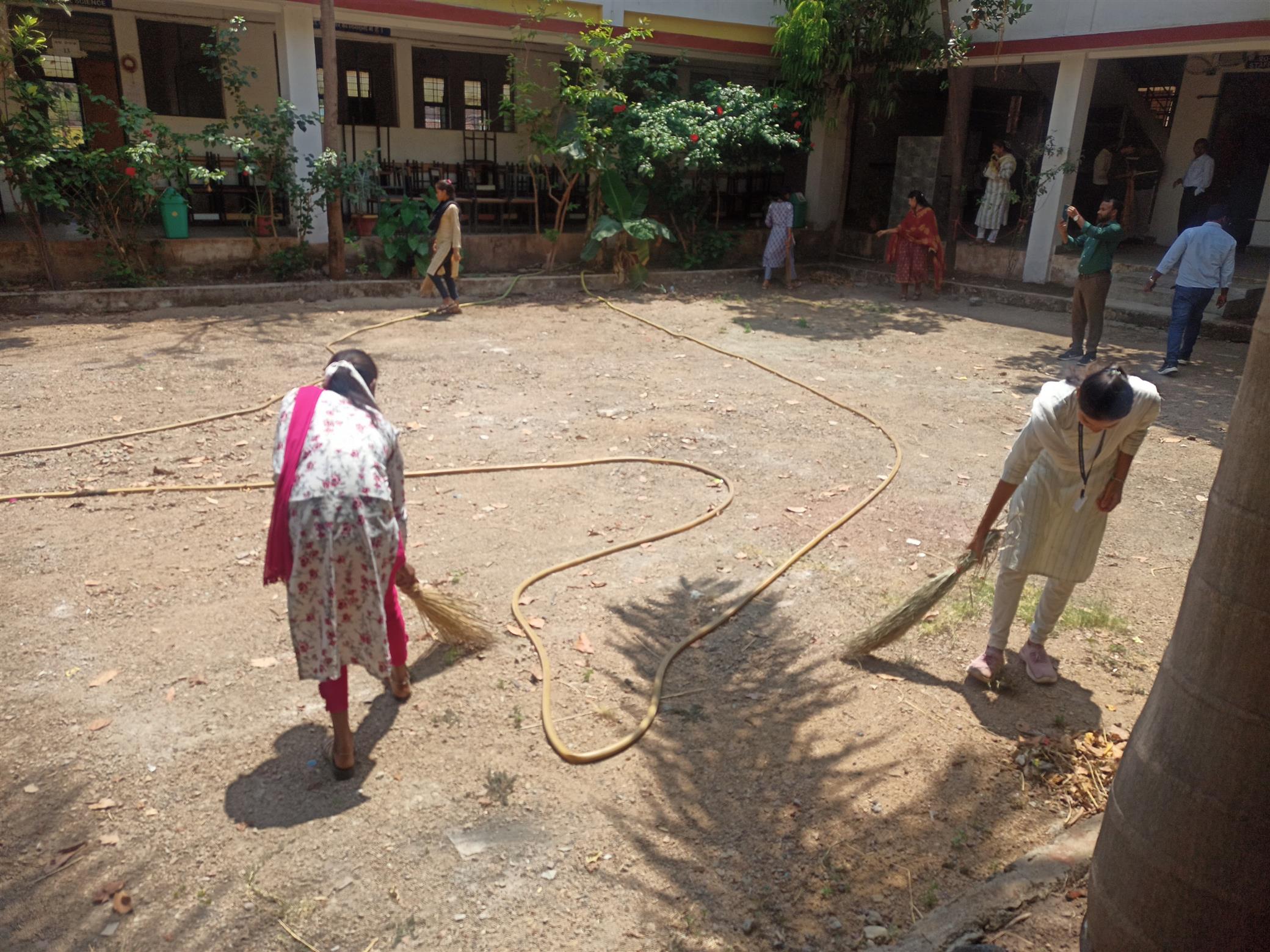 Govt. Rani Durgawati College WadrafNagar - स्वच्छता अभियान